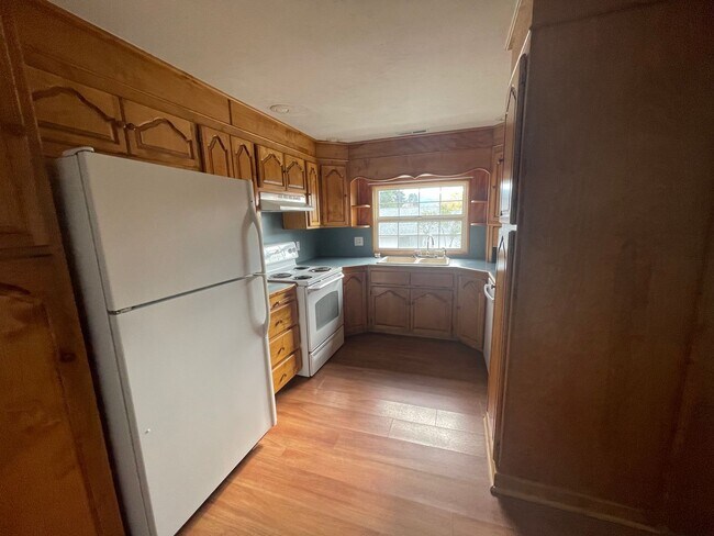 Building Photo - 5 Bedroom Home in Hucrest