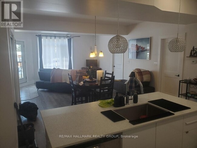 Building Photo - 117 Drummond St W