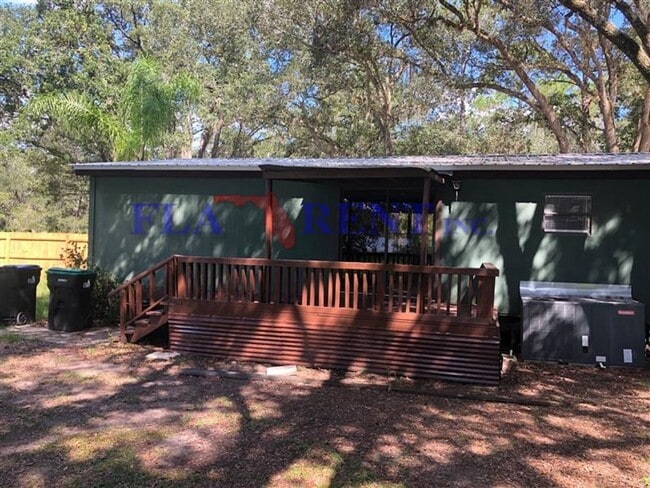 Building Photo - **Large 3/2 Lake front home on spacious, s...