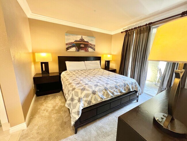 Foto del edificio - MERIDIAN 2 BDR /2 BATH FURNISHED LUXURY CONDO