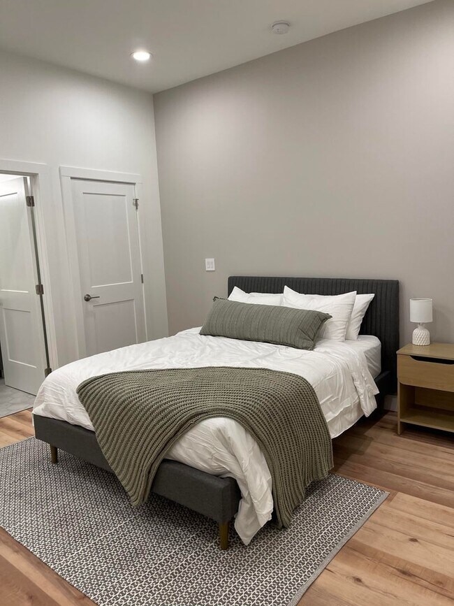 Foto del edificio - **  AVAILABLE AUGUST 2026  **  Beautiful Downtown Apartment with Private Rooftop Deck  Call to in...