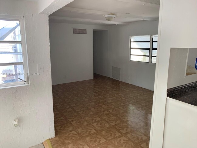 Foto del edificio - 740 Largo Rd