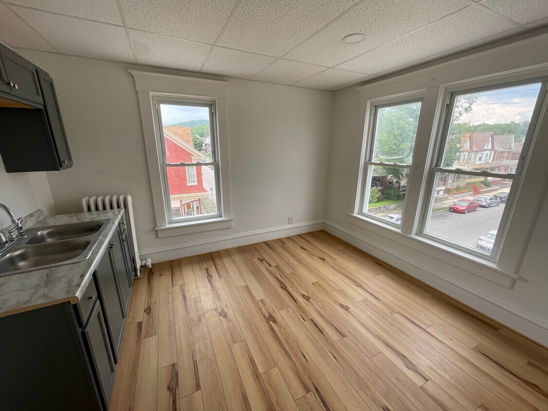 Primary Photo - 2901 Maple Ave