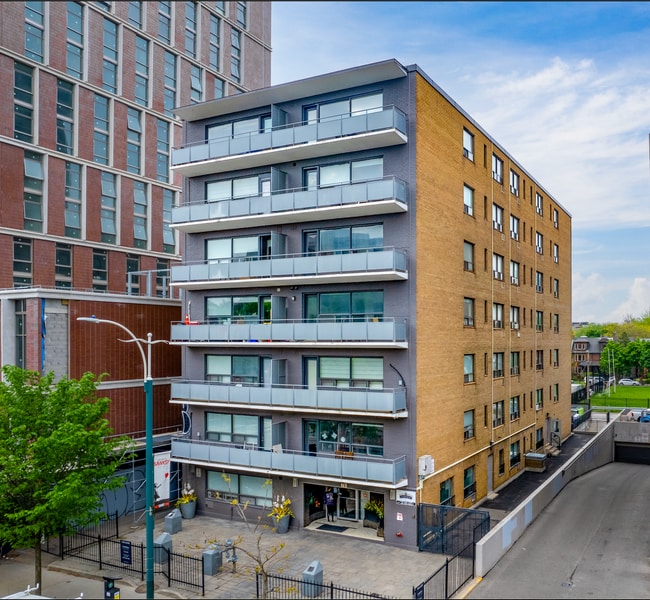 Building Photo - 710 Spadina Ave.