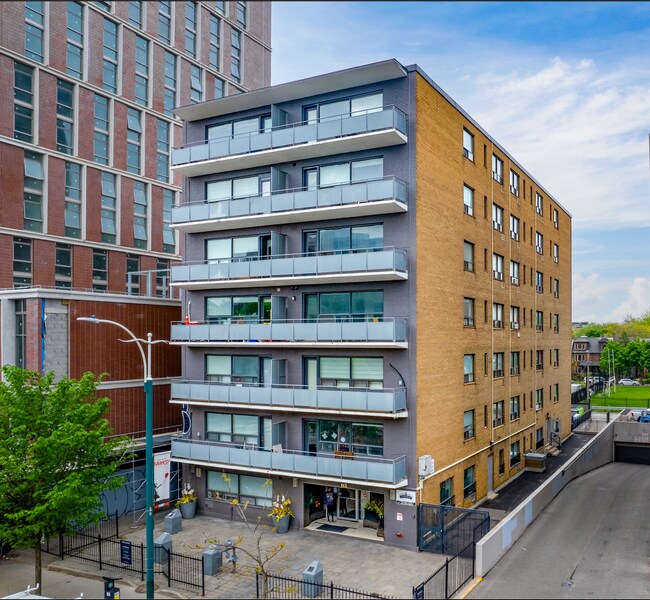 Building Photo - 710 Spadina Ave.