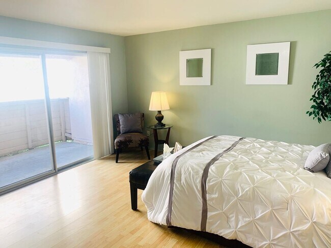 Foto del edificio - BEAUTIFUL CONDO! 2 MINUTE WALK TO CAMPUS!