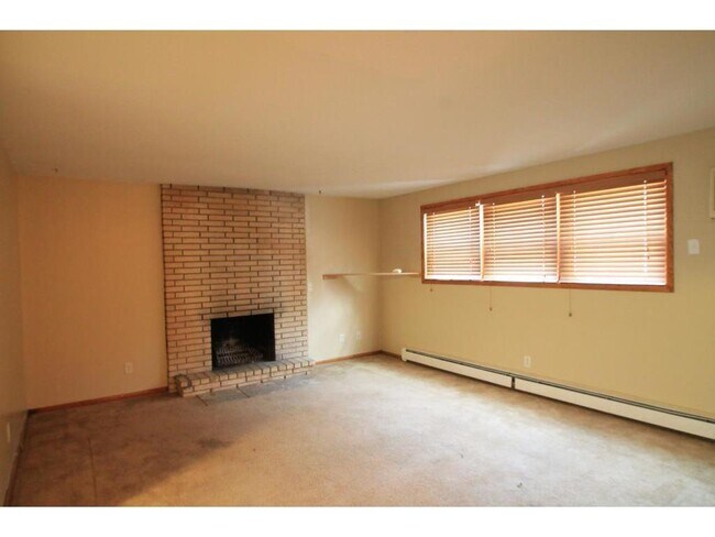 Building Photo - 1335 7th Ln