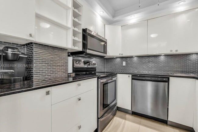 Foto del edificio - 220 Kings Point Dr