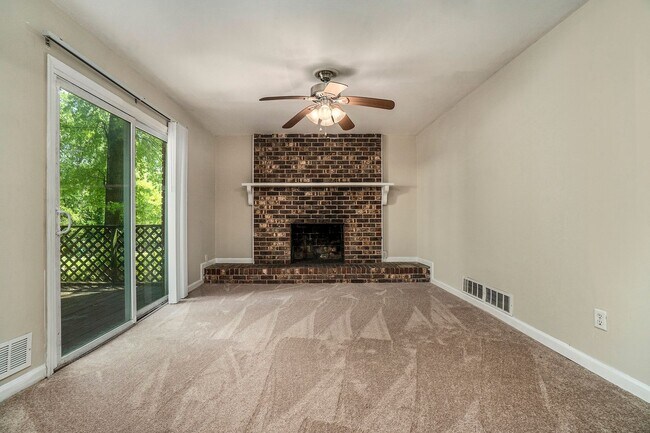 Building Photo - Large 4 Bedroom 3 Bath Home