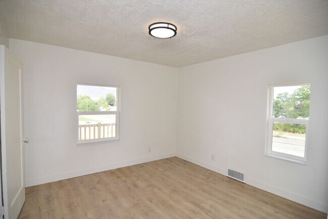 Building Photo - 405 S 300 W St