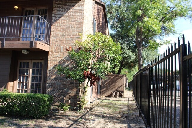 Photo - 7522 Holly Hill Dr Apartment