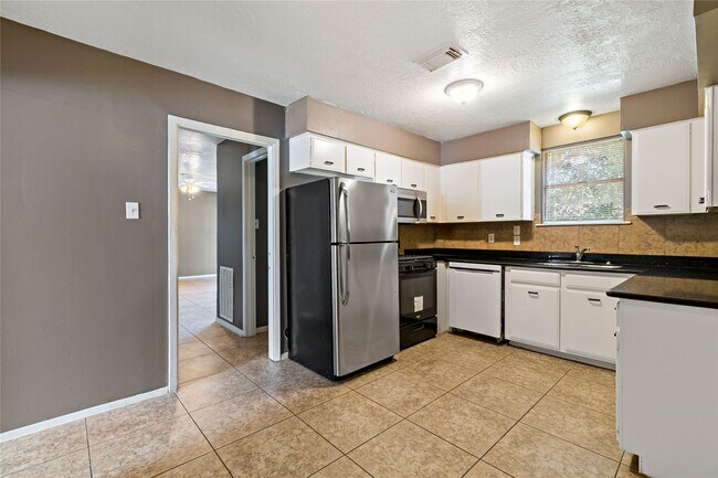 Foto del edificio - 11610 Hillcroft Ave