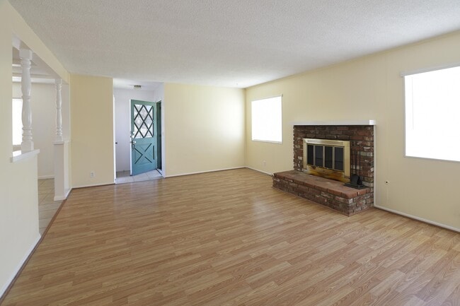 Building Photo - 650 Ridgeway Ln