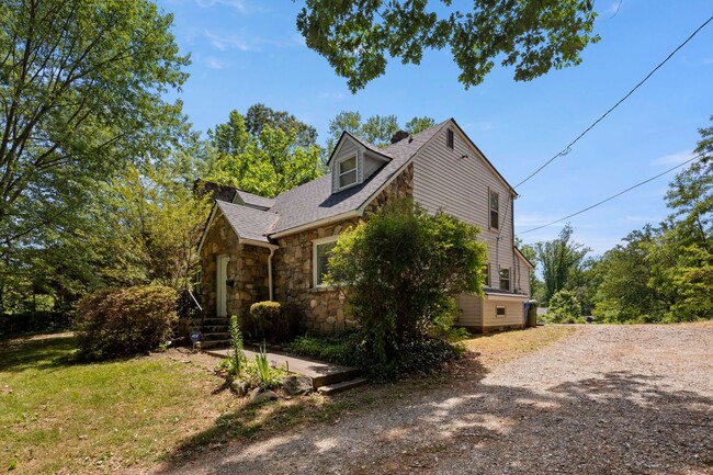 Building Photo - Lovely Two-Story West Asheville Apartment