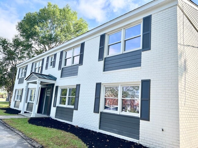 Building Photo - First Floor - SPACIOUS & fully renovated! ...