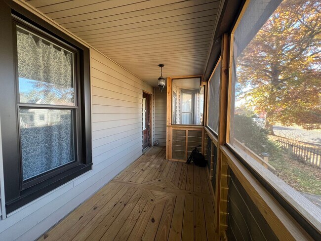 Foto del edificio - 3 bed and 2 bath house in downtown Johnson...