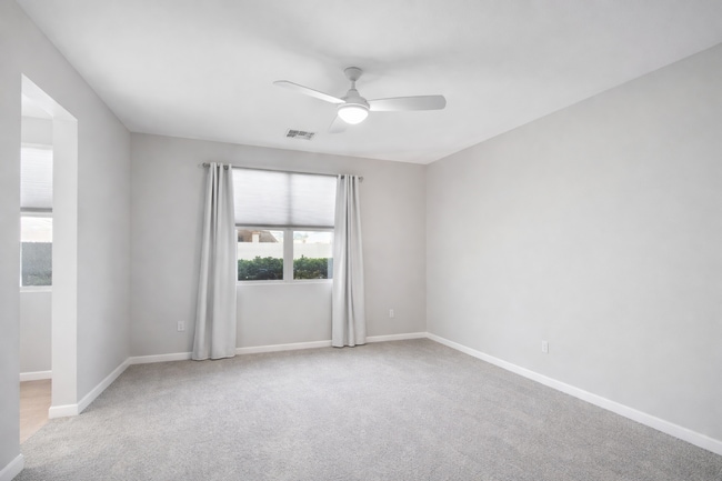 Foto del edificio - 272 W Satinka Dr