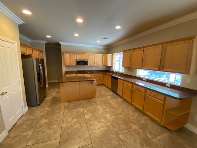 Foto del edificio - Beautiful 5 bed/3 bath home located in Hen...