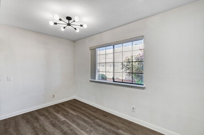 Foto del edificio - Clean and Ready to Move-in