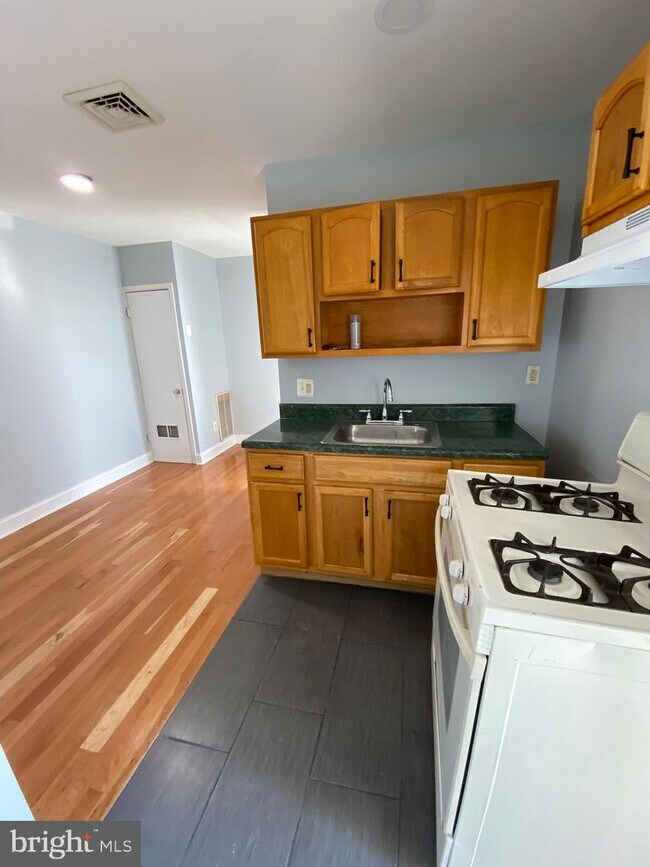 Building Photo - 2987 Frankford Ave