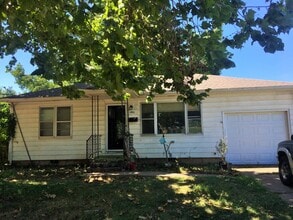 Building Photo - 1801 Hampton Dr