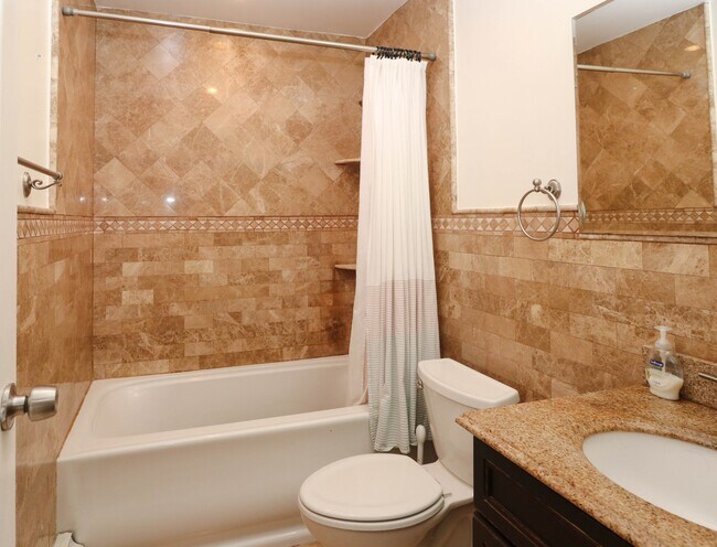 Building Photo - Large 2BR w/Dining & Parking Included