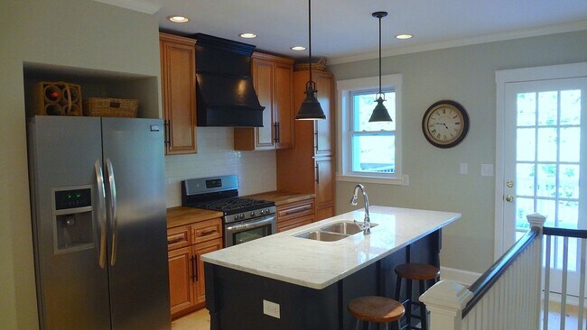 Cocina con isla - 3037 Keswick Rd