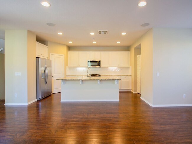 Foto del edificio - Bright 3bd/3.5ba Corner Unit in Establishe...