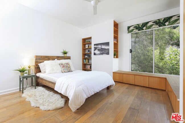 Foto del edificio - 8738 Wonderland Ave