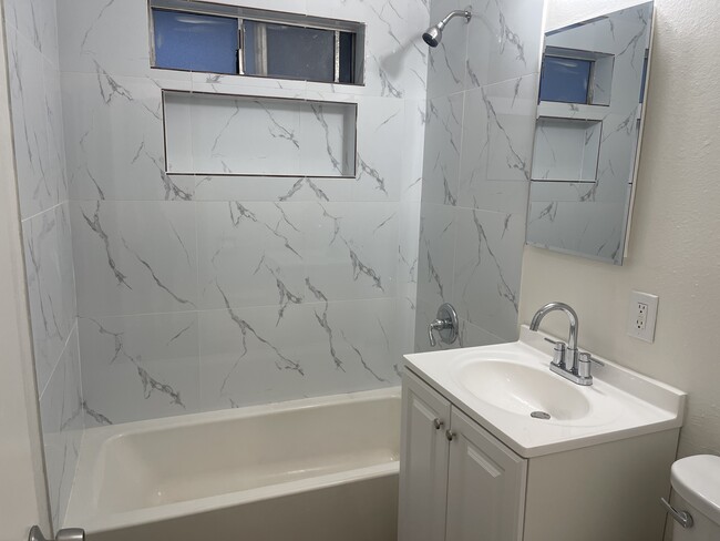 Foto del edificio - 753 Bartlett Ave