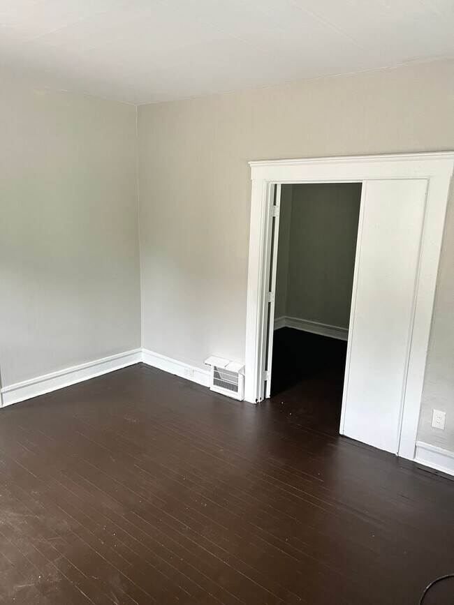 Building Photo - Spacious 3 Bedroom Cleveland Home