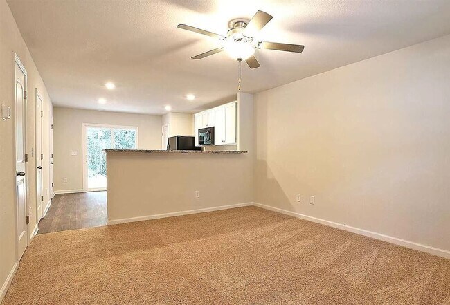 Foto del edificio - Newer Townhome for Lease – 2 Primary Suites + Open Layout