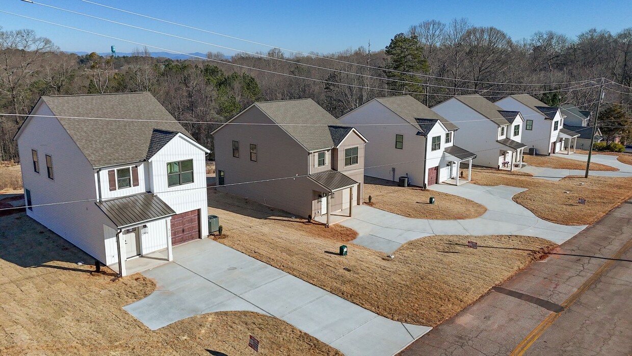 Foto principal - Brand New Community! Chestnut Hills in Sen...