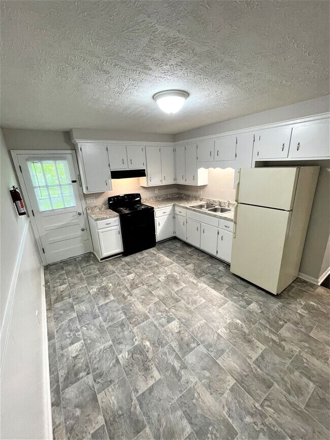 Building Photo - 414 Martha Ln