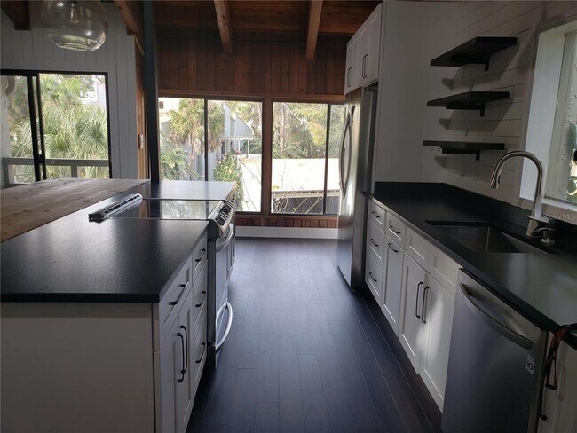 Building Photo - 205 Fairway Dr.