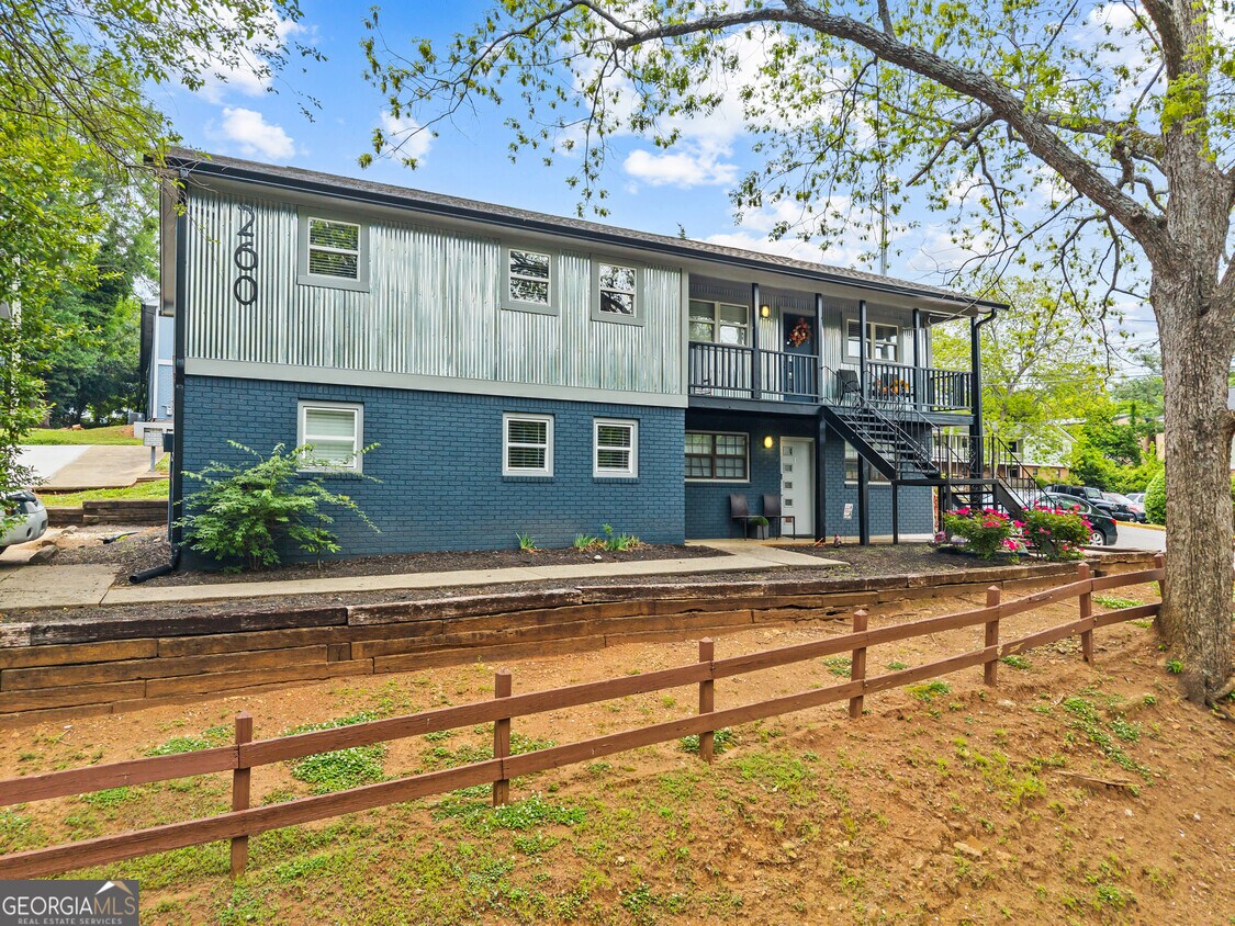 Primary Photo - 260 Little St