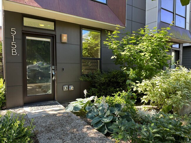 Foto del edificio - Charming and Bright: Rooftop Deck, Greenla...