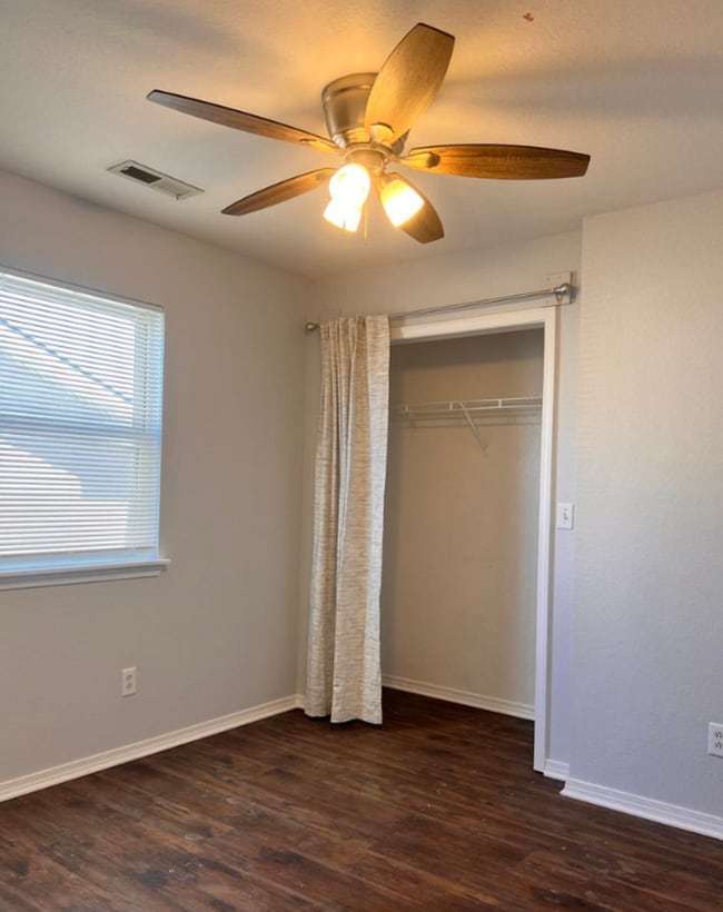 Foto del edificio - 2212 E 8th St