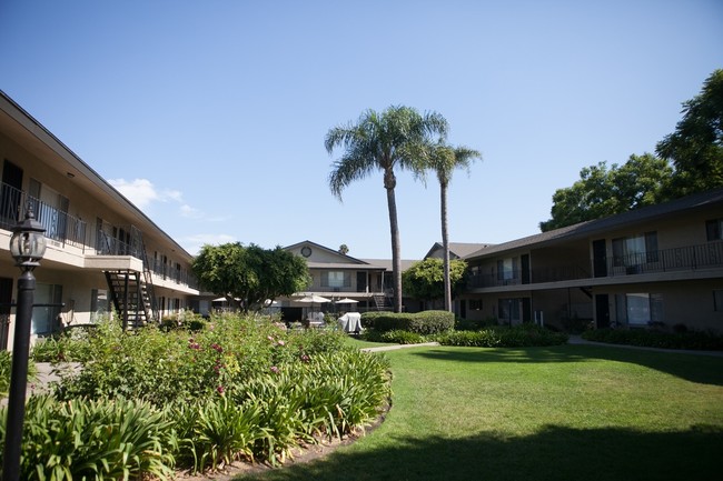 Building Photo - Courtyard Gardens