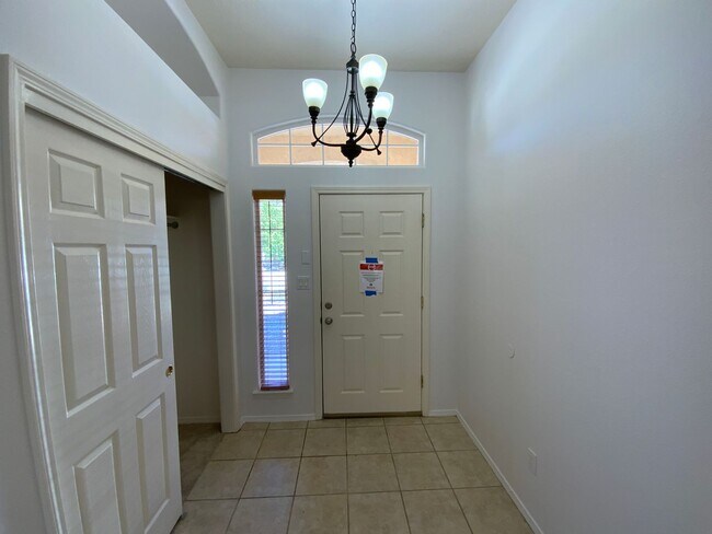 Foto del edificio - 3 Bedroom Single Story Home Available Near...
