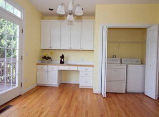 Building Photo - Gorgeous 4BR/3.5BA Townhouse in Desirable ...