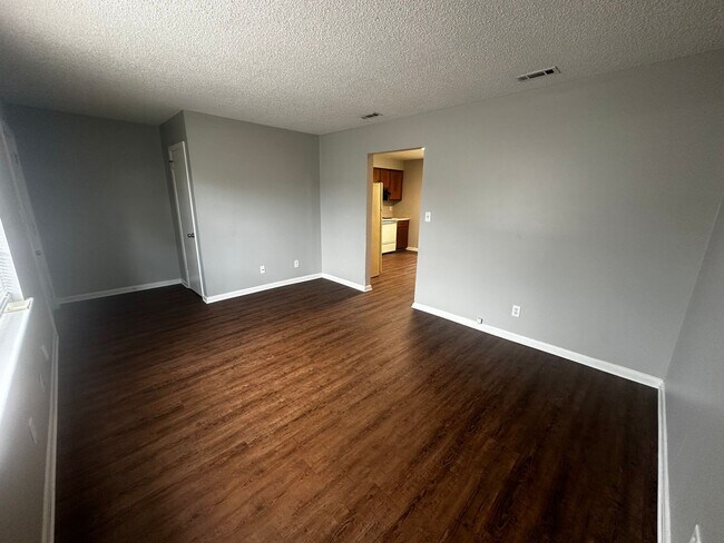 Foto del edificio - 2 Bedroom 1 Bath Apartment