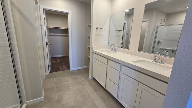 Foto del edificio - Beautiful NEW 3bd 2.5ba 2 car garage townhome.*Upgraded stainless steel appliances in kitchen w/ ...