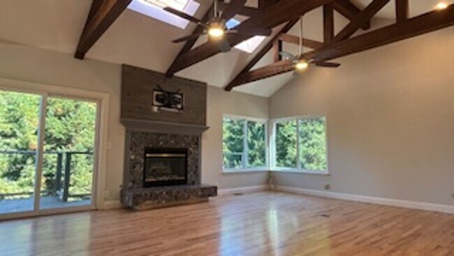 Foto del edificio - Stunning Tree-House Living with Beach Acce...