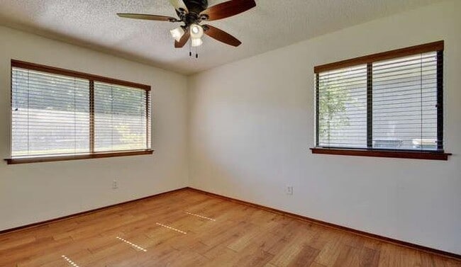 Building Photo - 400 Greenwood Dr