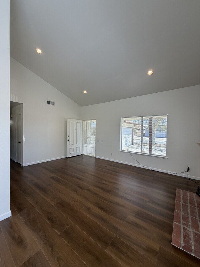 Foto del edificio - 44215 Hanstead Ave