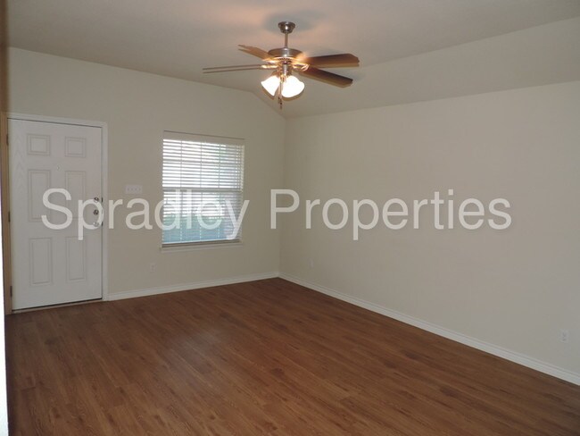 Building Photo - 204B Andy Ln