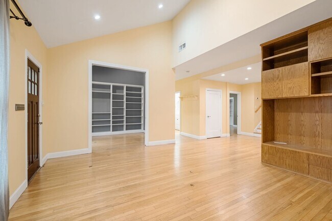 Foto del edificio - Updated & Well Maintained Home in Central ...