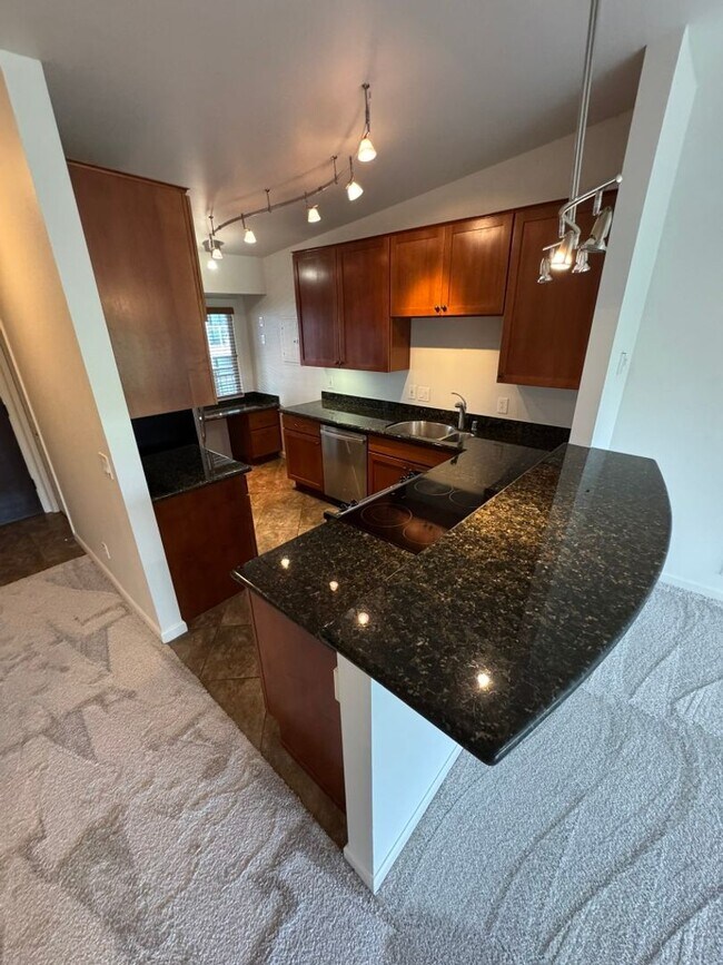 Building Photo - 1bd/1ba Bellevue Condo