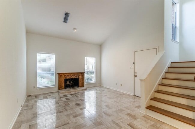 Building Photo - 952 Memorial Village Dr